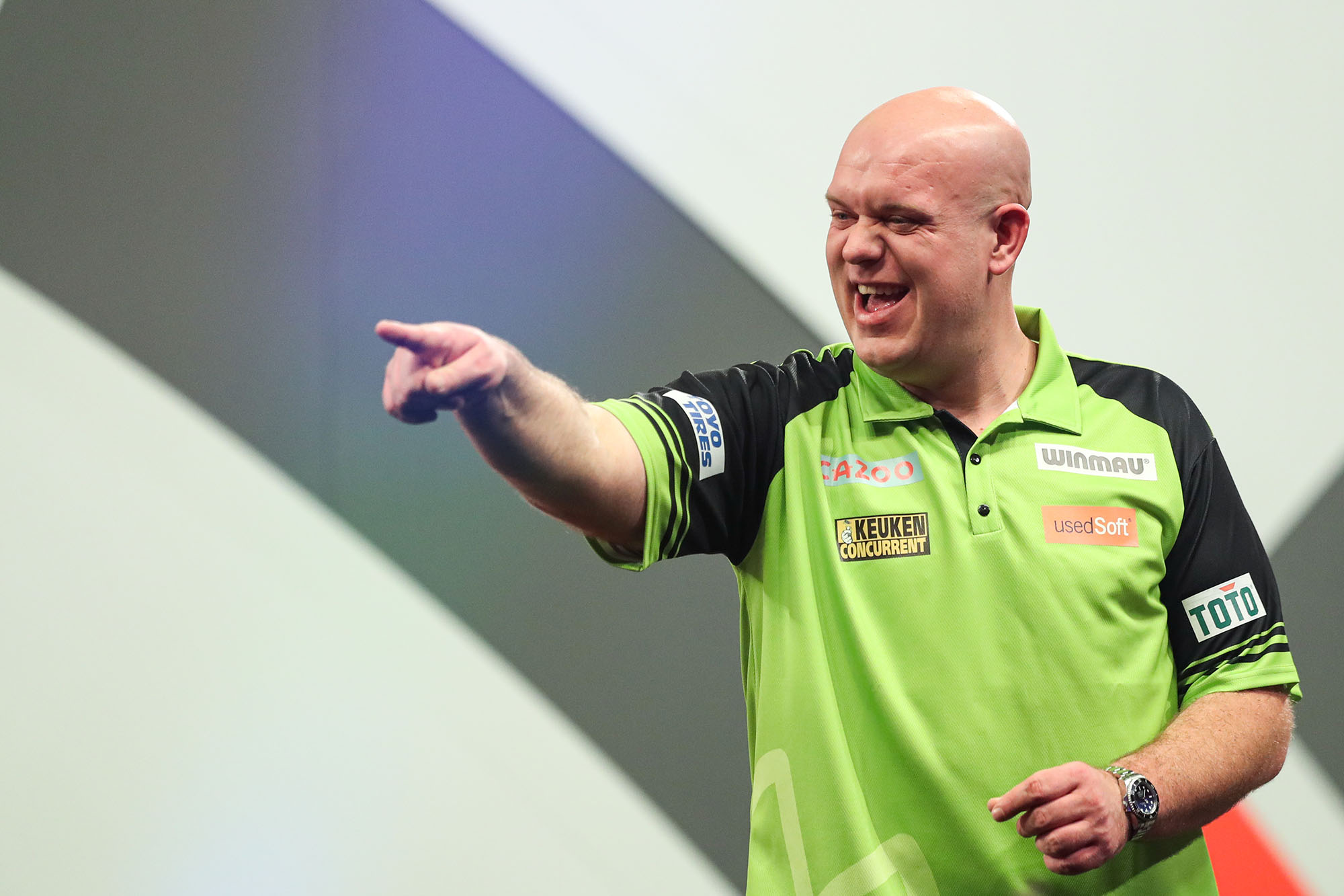 Van Gerwen continues title charge to complete quarter-final line-up | PDC
