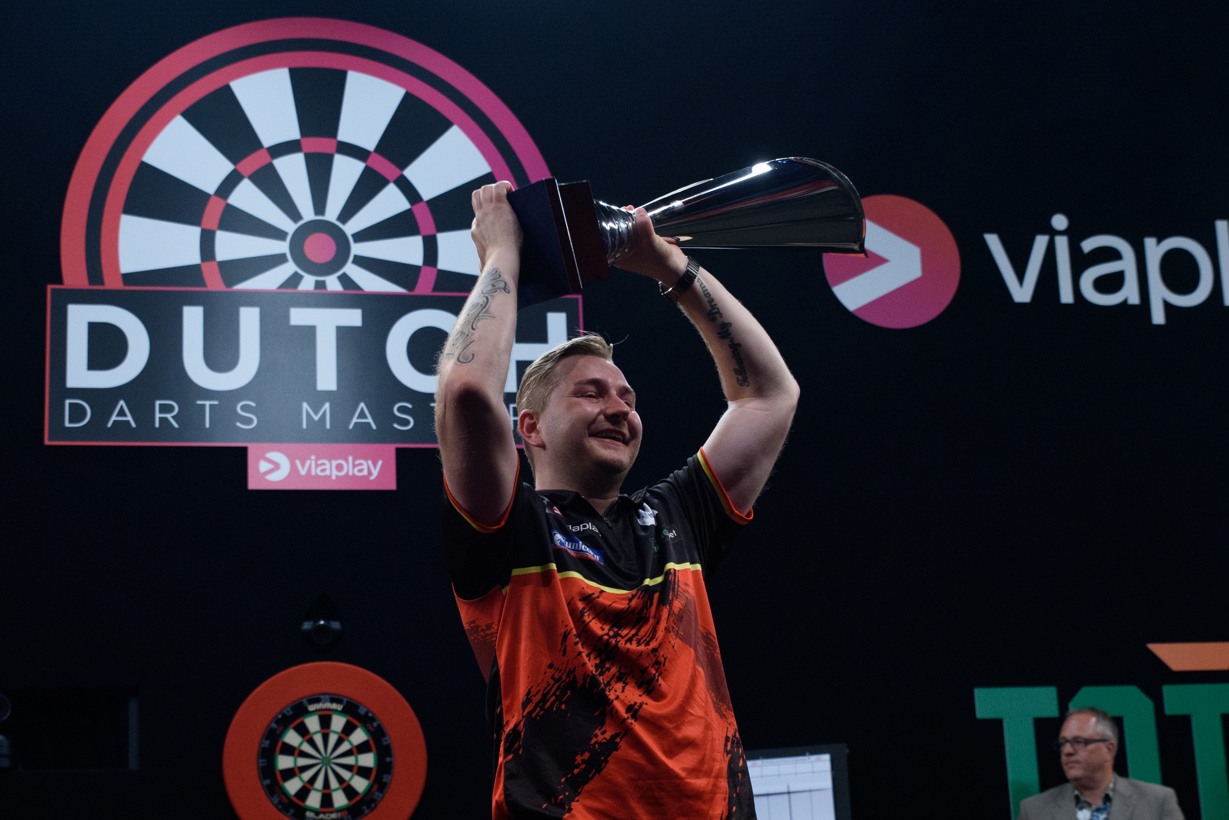 Dimitri Van den Bergh lifts the Dutch Darts Masters title