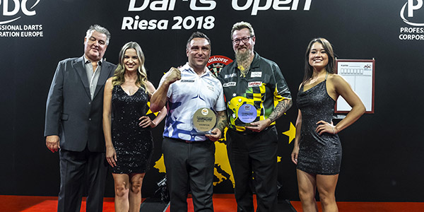 Gerwyn Price, Simon Whitlock presentation (Michael Braunschädel, PDC Europe)