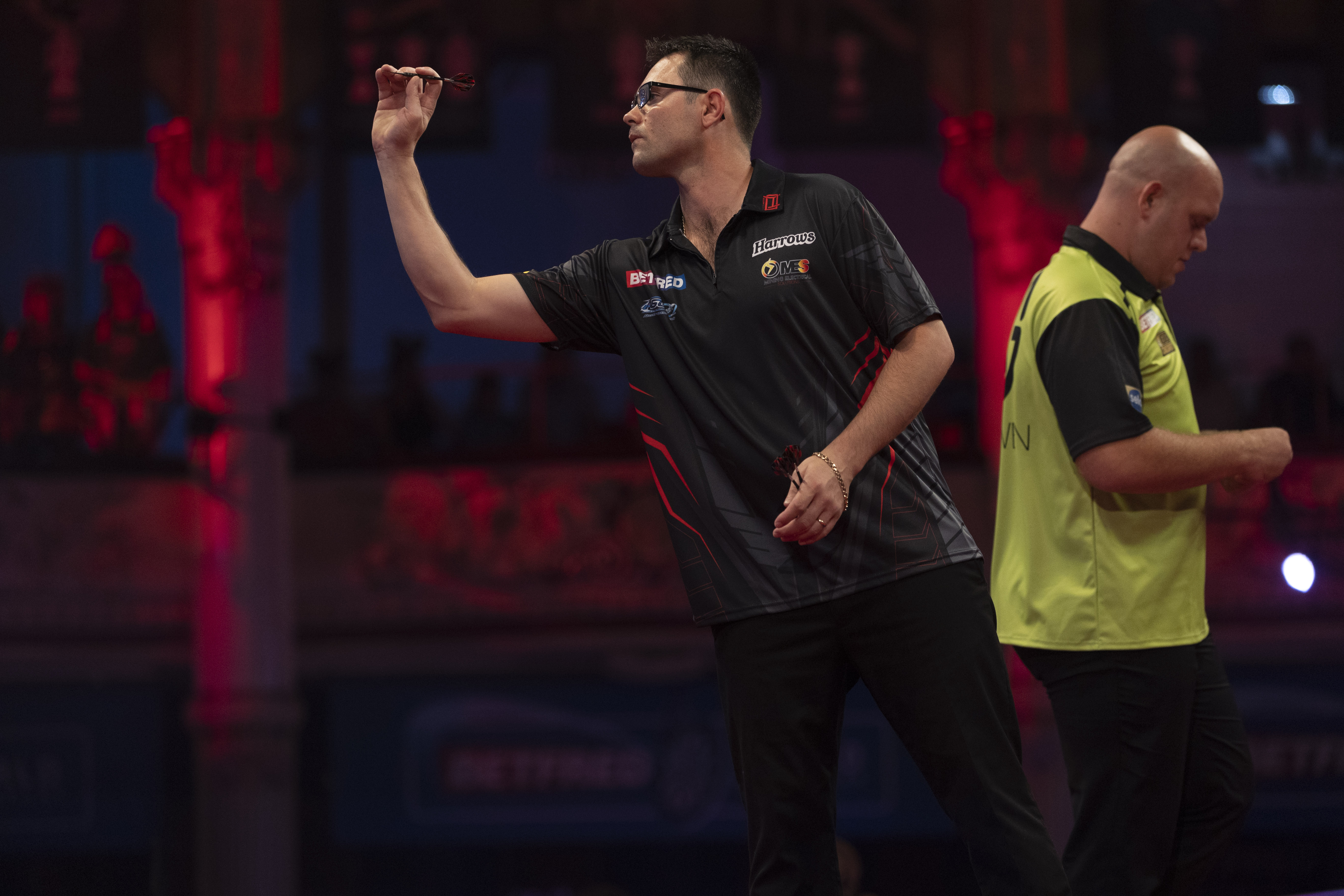 Damon Heta playing Michael van Gerwen at the 2021 World Matchplay