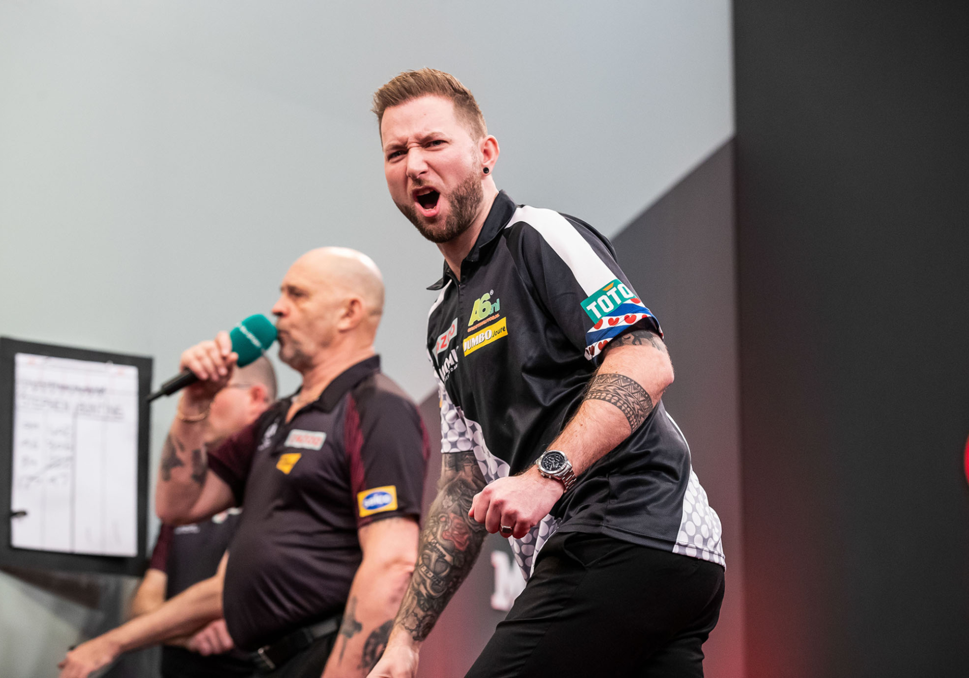 Smith & Van Gerwen progress at Cazoo Masters as Cross creates history | PDC