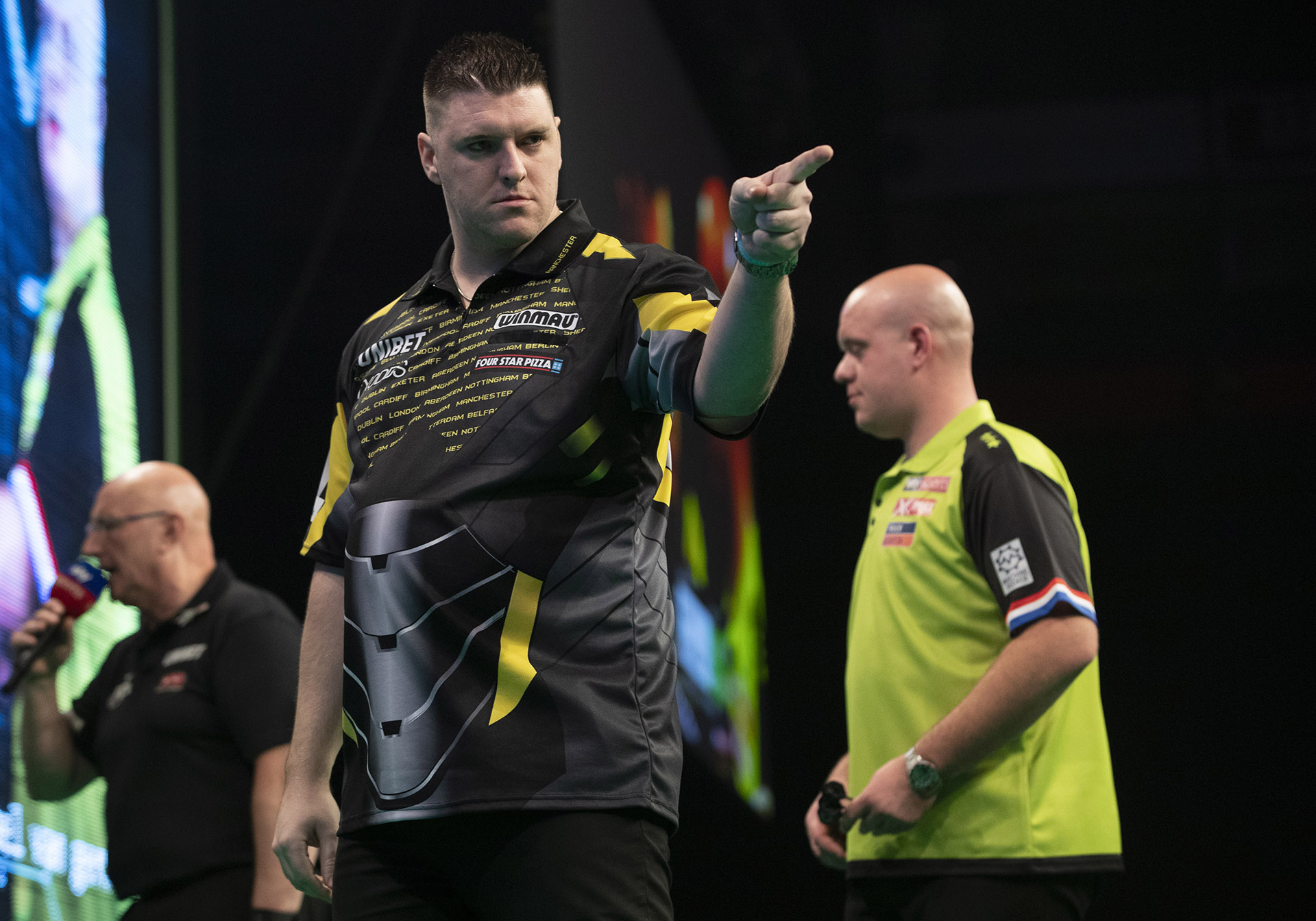 Daryl Gurney, Michael van Gerwen (Lawrence Lustig, PDC)