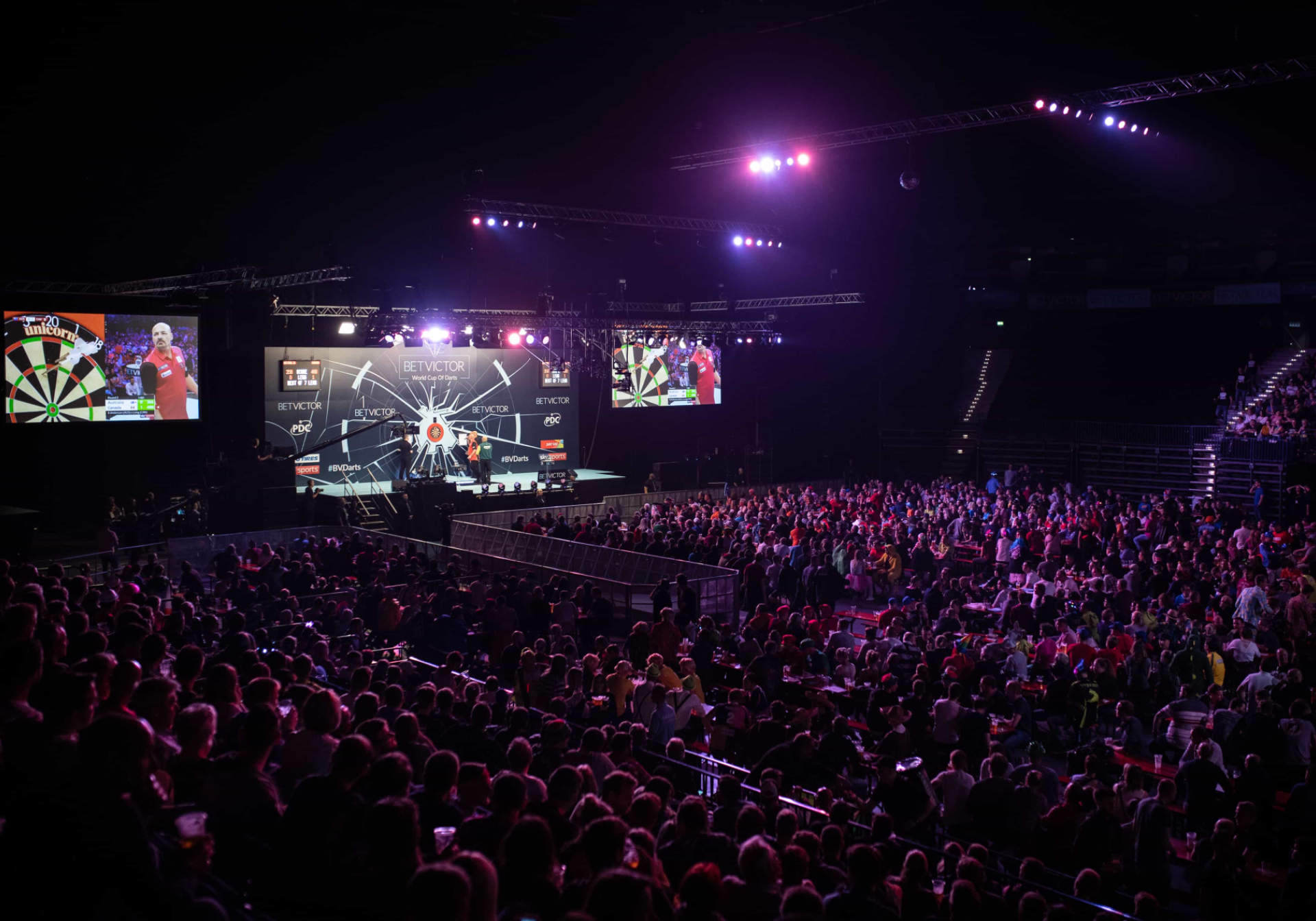 Crowd inside Barclaycard Arena, Hamburg - BetVictor World Cup of Darts (Stefan Strassenberg) 