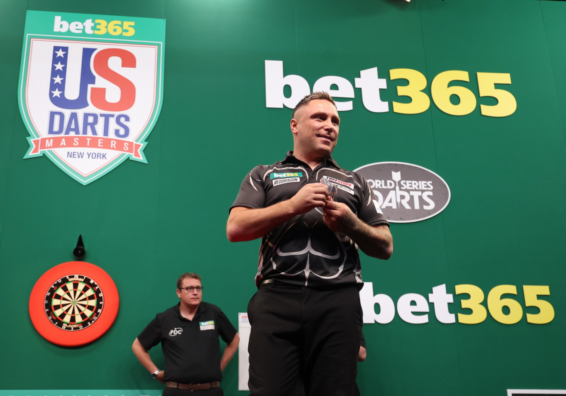 Gates lights up New York as bet365 US Darts Masters begins PDC Gates lights up New York as bet365 US Darts Masters begins PDC