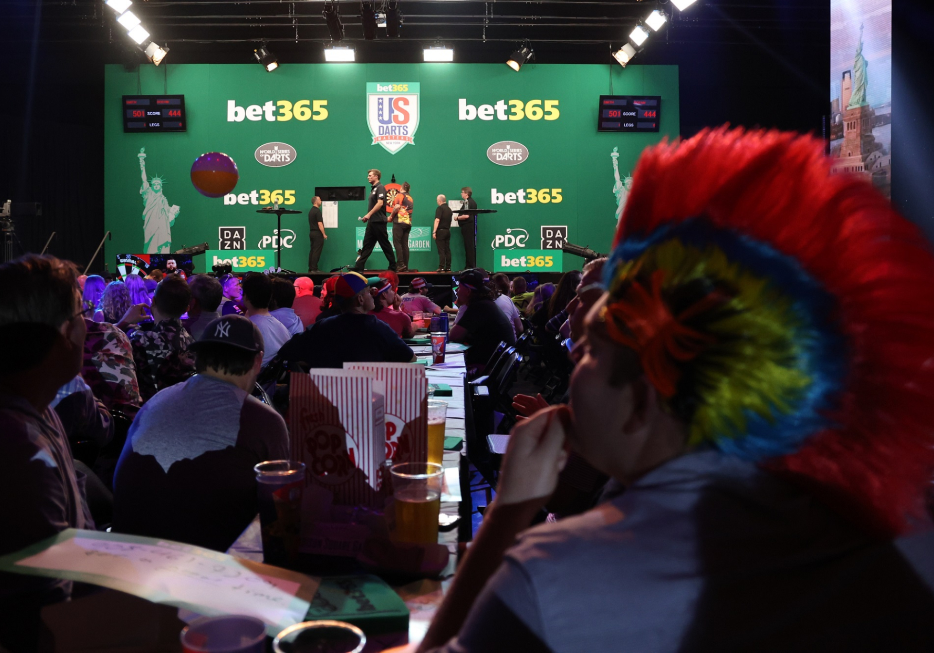 Fortov ide Konkurrere Gates lights up New York as bet365 US Darts Masters begins | PDC