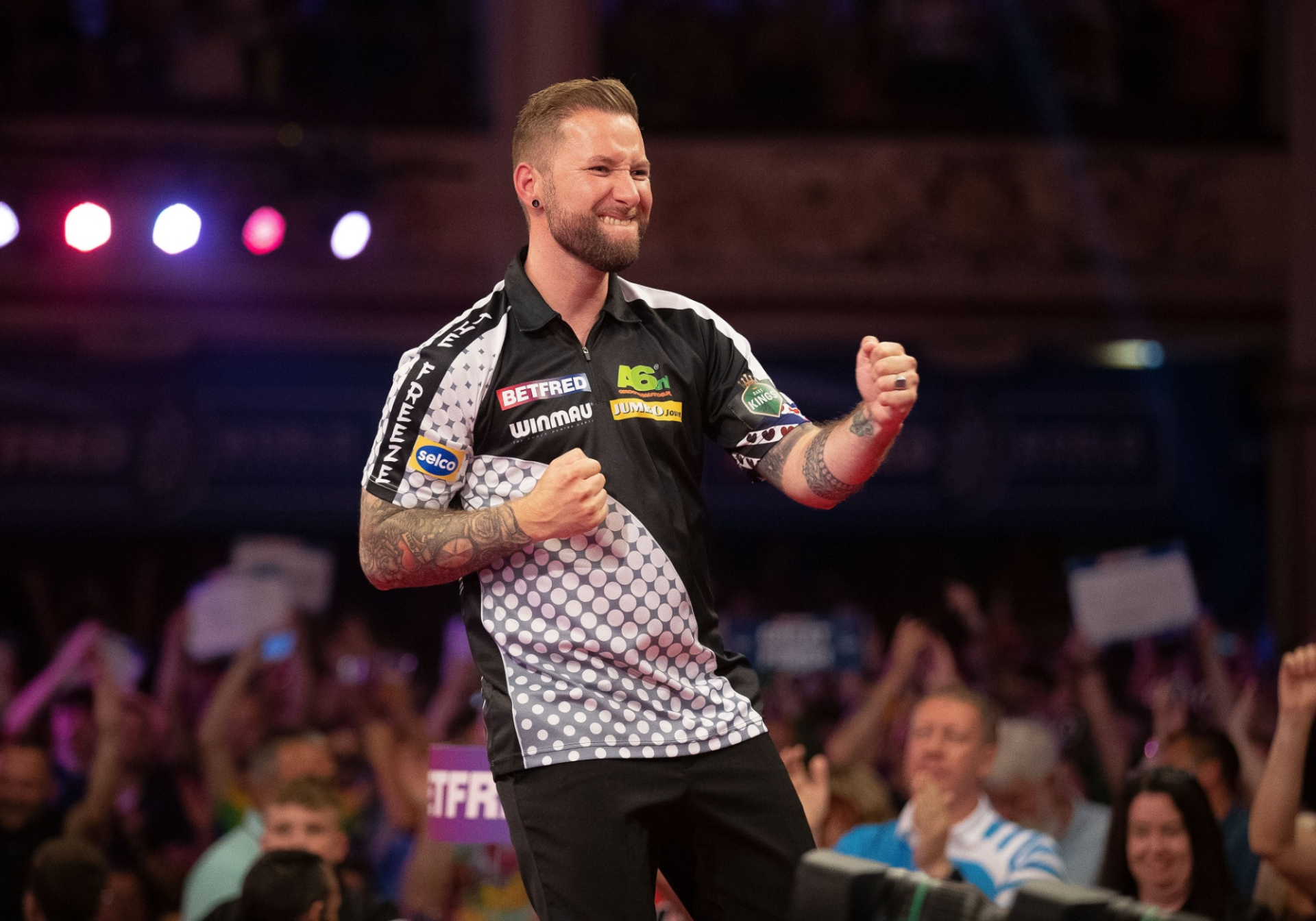 Danny Noppert celebrates sealing his semi-final spot