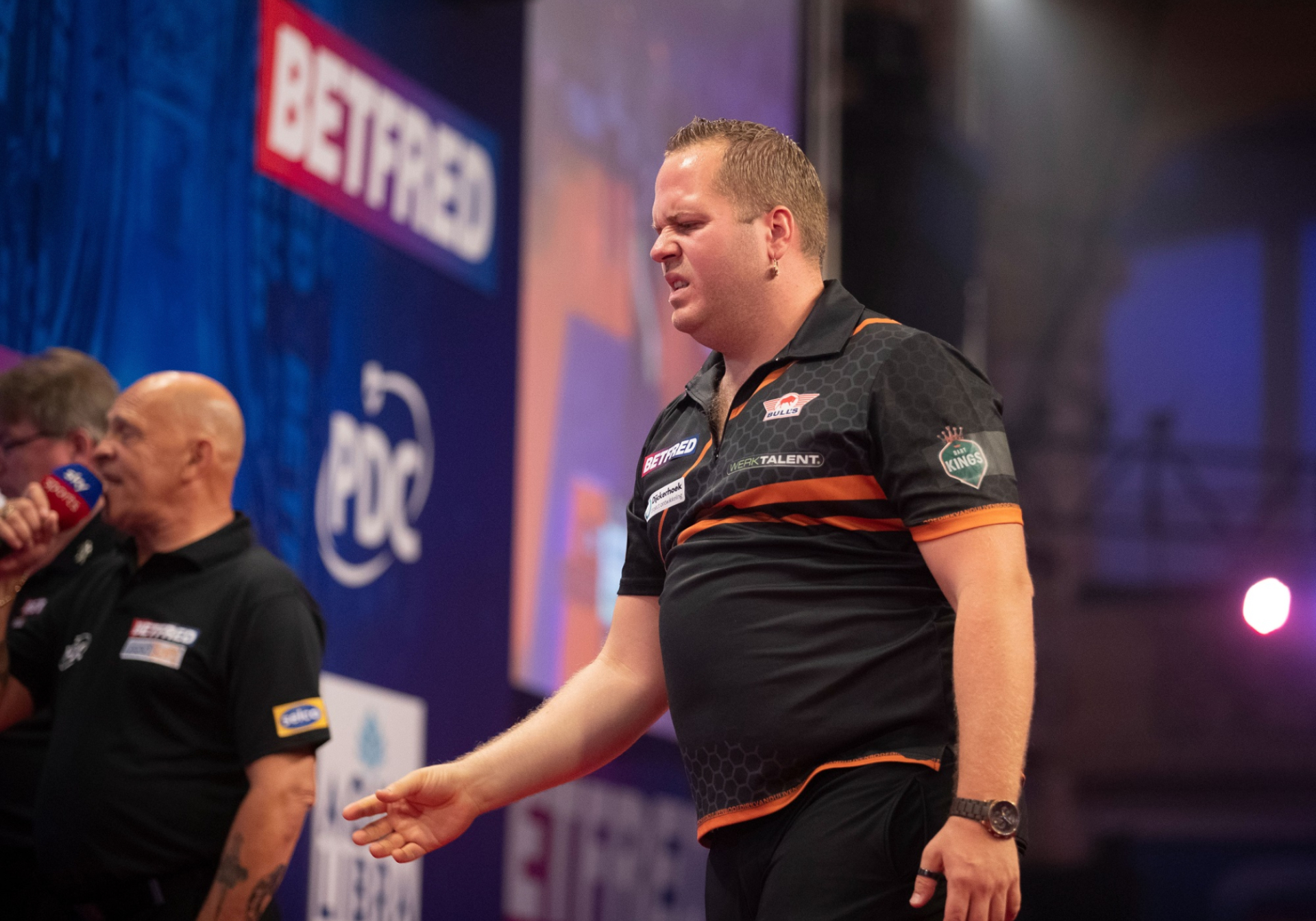 Van Duijvenbode cuts a frustrated figure at the Betfred World Matchplay