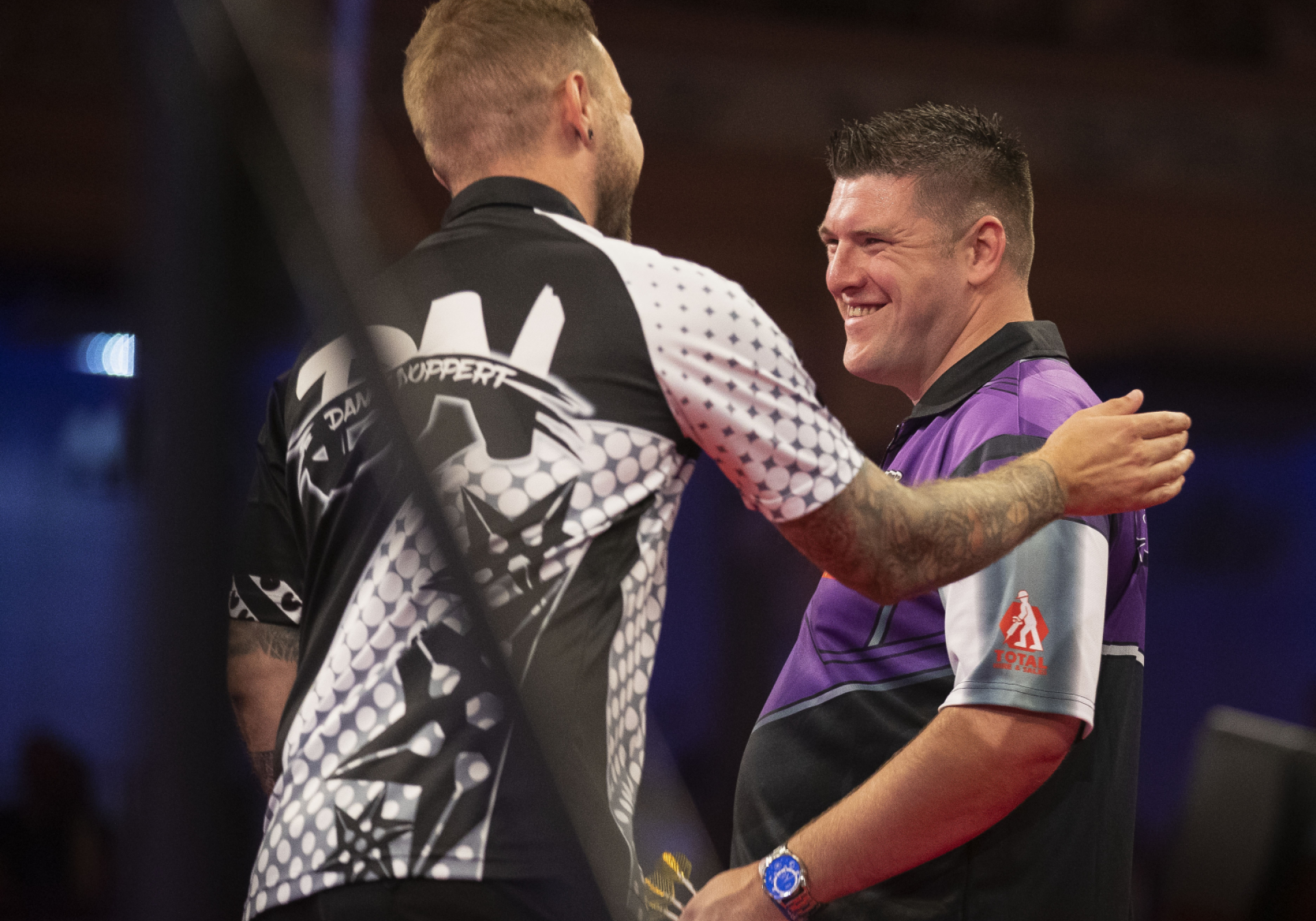 Danny Noppert and Daryl Gurney shake hands at the end of the match