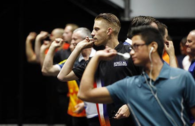 Players throwing (PDC)