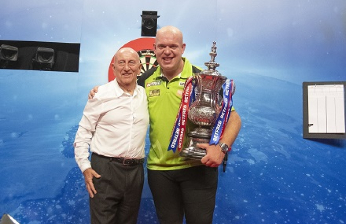 Michael van Gerwen & Betfred boss Fred Done (Taylor Lanning, PDC)