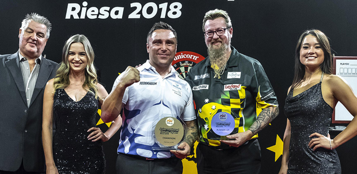 Gerwyn Price, Simon Whitlock presentation (Michael Braunschädel, PDC Europe)