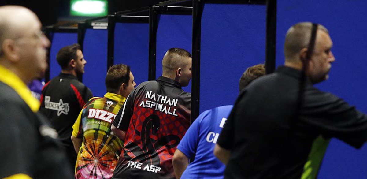 Players throwing (PDC)