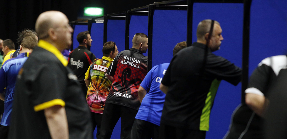 Players throwing (PDC)