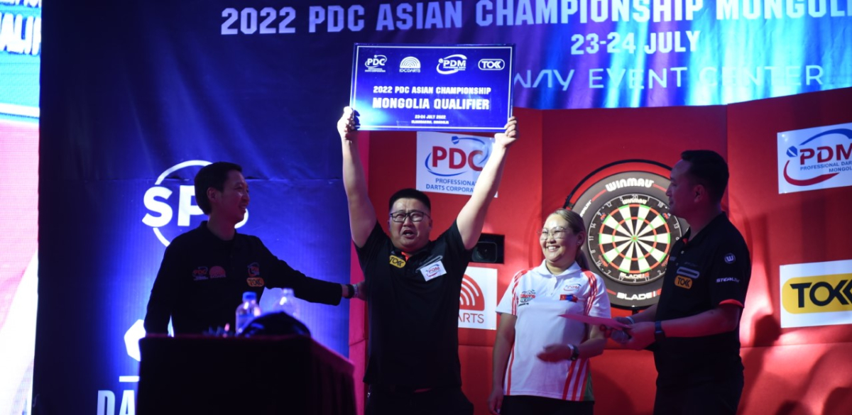 Purevloov Tungalag celebrates his qualification (PDC)