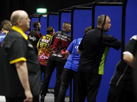 Players throwing (PDC)