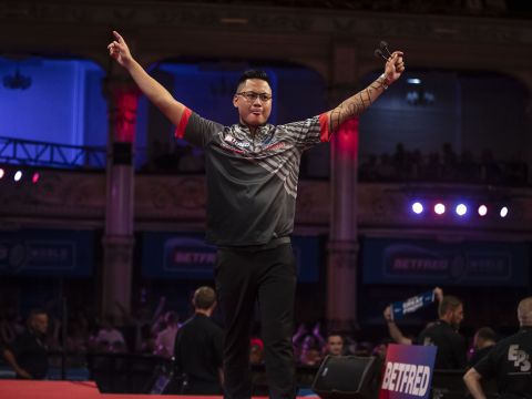Rodriguez celebrates his victory over Clayton (Taylor Lanning/PDC)