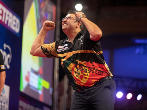 De Sousa celebrates his win over Rob Cross (Taylor Lanning/PDC)