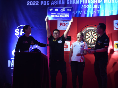 Purevloov Tungalag celebrates his qualification (PDC)