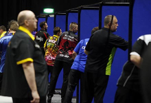 Players throwing (PDC)