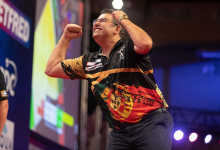 De Sousa celebrates his win over Rob Cross (Taylor Lanning/PDC)